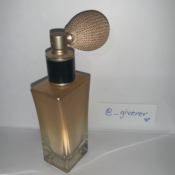 Japanese Cherry Blossom Radiant Powder Spray - Picture 4 of 9